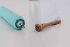 Wechsel leicht gemacht: Der Bürstenkopf lässt sich mühelos abziehen und wieder aufsetzen – ein weiterer Pluspunkt in puncto Bedienkomfort. (Bild: Testsieger.de)