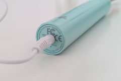 Ladebereit: Ein proprietäres USB-A-Kabel gehört zum Lieferumfang – ein USB-C-Port wäre jedoch zeitgemäßer gewesen. (Bild: Testsieger.de)