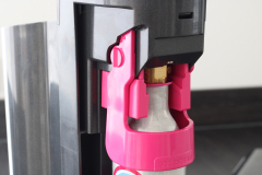 Zum Einsetzen des CO2-Zylinders erwendet SodaStream das eigene Quick-Connect-System. Das erhöht den Komfort, schränkt aber die Kompatibilität ein. (Foto: Testsieger.de)