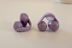 Der C-förmige Clip-Mechanismus klemmt sich an die Ohrmuschel und sitzt dort erstaunlich sicher, ohne dabei Druck auf den Gehörgang auszuüben. (Foto: Testsieger.de)