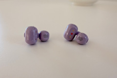  Die Unterseite der Ohrhörer zeigt das Lautsprechergitter und die goldfarbenen Ladekontakte. Die Verarbeitung ist robust und sauber, scharfe Kanten gibt es nicht. (Foto: Testsieger.de)