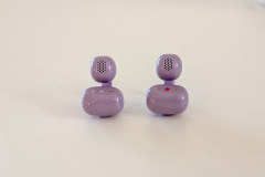 Von der Innenseite sind die feinmaschigen Lautsprechergitter gut zu erkennen, über die der ausgewogene und klare Klang der LinkBuds Clip an das Ohr gelangt. (Foto: Testsieger.de)