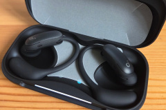 Das kompakte Ladecase schützt die Ohrhörer zuverlässig, unterstützt kabelloses Laden und passt problemlos in jede Hosentasche. (Foto: Testsieger.de)