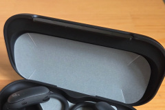 Das Ladecase misst nur 10,8 × 5,7 × 2,9 Zentimeter und fällt damit angenehm kompakt aus, die Verarbeitung wirkt durchweg hochwertig. (Foto: Testsieger.de)