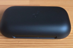 Das Ladecase verlängert die Akkulaufzeit auf bis zu 34 Stunden im Open-Ear-Modus. (Foto: Testsieger.de)