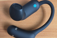 Über den verstellbaren Ohrbügel mit 56 Grad Verstellbereich wechselt der AeroFit 2 Pro zwischen Open-Ear und Semi-Open-Ear mit aktivem Noise Cancelling. (Foto: Testsieger.de)