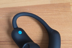 Die gummierten Flächen am Ohrbügel fühlen sich angenehm auf der Haut an und sorgen gleichzeitig für zusätzlichen Halt beim Sport und im Alltag. (Foto: Testsieger.de)