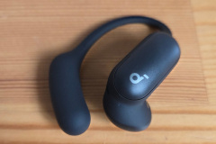 Mit nur knapp 10 Gramm pro Ohrhörer wirkt alles durchdacht und filigran, ohne dabei fragil zu erscheinen, und der Tragekomfort überzeugt auch über längere Sessions hinweg. (Foto: Testsieger.de)