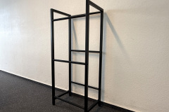 Schon ohne Kisten fällt die verwindungssteife Konstruktion positiv auf. Das Regal ist sauber entgratet und insgesamt ordentlich verarbeitet. (Foto: Testsieger.de)