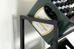 Die obere Ebene ist gut erreichbar und nimmt klassische Getränkekisten sicher auf. Der stabile Stahlrahmen wirkt im Alltag wertig, auch wenn die Beschichtung empfindlicher ausfällt als versprochen. (Foto: Testsieger.de)