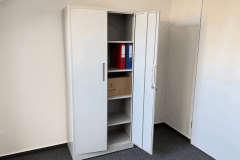 Mit seinen kompakten Maßen von 175 x 80 x 40 Zentimetern fügt sich der Regulus auch in enge Büroumgebungen problemlos ein. (Foto: Testsieger.de)