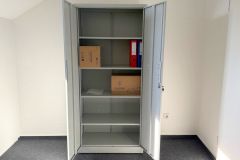 Der gut dimensionierte Innenraum bietet Platz für Ordner, Kartons und Büromaterial auf 5 Fächern mit 4 verstellbaren Böden. (Foto: Testsieger.de)