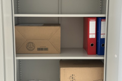 Standard DIN A4 Ordner lassen sich problemlos einräumen und entnehmen, die Böden sitzen stabil und biegen auch unter Last nicht durch. (Foto: Testsieger.de)