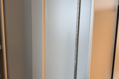 Die Stahl Epoxid Pulverbeschichtung wirkt gleichmäßig und gepflegt, doch das darunter liegende Material gibt bei leichtem Druck spürbar nach. (Foto: Testsieger.de)