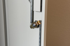 Der Verriegelungsmechanismus an der Türinnenseite arbeitet zuverlässig, stößt bei gezielter Krafteinwirkung jedoch an seine Grenzen. (Foto: Testsieger.de)