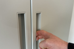 Die eingelassenen Griffe liegen gut in der Hand und die Türen laufen beim Öffnen sehr leichtgängig. (Foto: Testsieger.de)