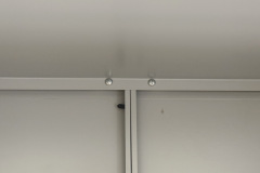 Die vorgebohrten Löcher bereiten beim Aufbau teilweise Schwierigkeiten, da einzelne Schrauben zu Beginn nicht sauber greifen. (Foto: Testsieger.de)