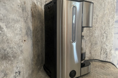 Mit ihrer kompakten Bauweise und der modernen Edelstahloptik fügt sich die Let’s Brew Elegant auch in kleinere Küchen angenehm unauffällig ein. (Foto: Testsieger.de)