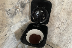 Die Inbetriebnahme gelingt angenehm unkompliziert, denn Filter einsetzen, Pulver einfüllen und einschalten reicht im Alltag völlig aus. (Foto: Testsieger.de)