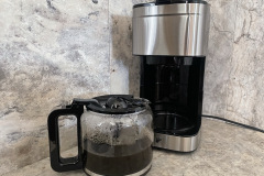 Die Glaskanne liegt gut in der Hand und der Kaffee überzeugt im Test mit heißem, ausgewogenem und angenehm vollmundigem Ergebnis. (Foto: Testsieger.de)