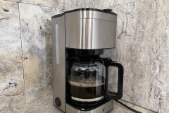 Für klassische Filterkaffee-Fans ist die Let’s Brew Elegant eine klare Empfehlung, weil sie heißen und aromatischen Kaffee besonders unkompliziert zubereitet. (Foto: Testsieger.de)