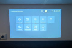 In den Systemeinstellungen des Beamers lassen sich Bildmodus, Audio, Netzwerk und Trapezkorrektur anpassen – die Menüstruktur ist logisch gegliedert, wenn auch einige Korrekturen manuell nötig sind. (Foto: Testsieger.de)