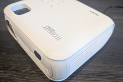 Der kompakte Projektor integriert trotz seines günstigen Preises ein Full-HD-LCD-LED-System und wirkt robust verarbeitet. (Foto: Testsieger.de)