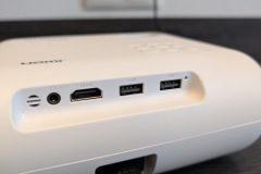 Neben HDMI und zwei USB-Anschlüssen bietet der TX-332 einen Kopfhöreranschluss – die klassischen Schnittstellen reichen für Medienwiedergabe und externe Zuspieler. (Foto: Testsieger.de)