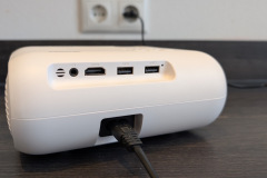 Der TX-332 wird über ein kompakt gehaltenes Netzkabel versorgt – mit moderatem Stromverbrauch bietet er eine energieeffiziente Nutzung im Heimkino. (Foto: Testsieger.de)