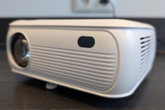 Die Frontoptik des Beamers projiziert nativen Full-HD-Content klar auf die Leinwand – bei Tageslicht reicht die 200 ANSI-Lumen-Helligkeit allerdings nur für abgedunkelte Räume. (Foto: Testsieger.de)