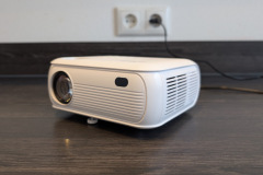 Trotz seiner kompakten Maße liefert der TX-332 scharfe Bilder bis zu circa 120 Zoll. (Foto: Testsieger.de)