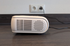 Die großflächigen Lüftungsschlitze sorgen für ausreichende Kühlung, der integrierte 3-Watt-Lautsprecher liefert dabei überraschend klare Sprachverständlichkeit. (Foto: Testsieger.de)