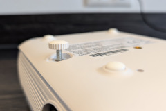 Das integrierte Stativgewinde auf der Unterseite macht den Einsatz des TX-332 deutlich flexibler, da der kleine Standfuß in der Praxis kaum Höhengewinn bringt. (Foto: Testsieger.de)