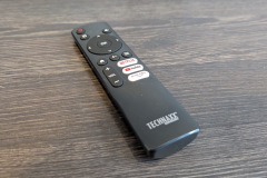 Die kompakte Fernbedienung bietet einen klaren Druckpunkt und praktische Direkttasten für Netflix, YouTube und Prime Video, verzichtet jedoch auf eine eigene Taste für die Trapezkorrektur. (Foto: Testsieger.de)