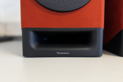 Nahaufnahme des Bassreflexrohers auf der Vorderseite des linken Lautsprechers (Foto: Testsieger.de)