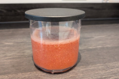 Die Zutaten landen im 0,48 Liter Becher und müssen danach typischerweise 24 Stunden durchfrieren, bevor die Dolci daraus Sorbet macht. (Foto: Testsieger.de).