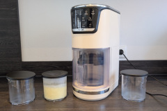 Praktisch für Planung und Vorrat: Drei Tritan Becher mit 0,48 Liter Volumen gehören dazu, pro Becher sind etwa 3 bis 4 Kugeln drin. (Foto: Testsieger.de).