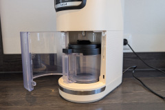 Sicheres Gefühl inklusive: Die Zubereitung läuft in einer geschlossenen Kammer, der Becher sitzt per leichter Drehbewegung fest in der Aufnahme. (Foto: Testsieger.de).