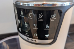 Einfach statt überladen: Beleuchtete Touch Tasten bieten Programme für Sorbet bis Frozen Yogurt sowie Getränke, dazu kommen Respin für Nachlauf und Mix In für Einlagen. (Foto: Testsieger.de).