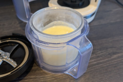 Gute Ergebnisse brauchen Vorbereitung: Die Zutaten kommen in den 0,48 Liter Becher und frieren typischerweise 24 Stunden durch, bevor die Dolci loslegt. (Foto: Testsieger.de).