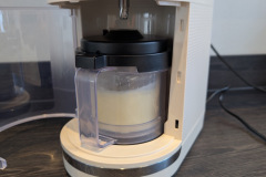 Sauberer Ablauf in der Praxis: Nach dem Verriegeln koppelt das Werkzeug an und arbeitet sich kontrolliert durch die gefrorene Masse. (Foto: Testsieger.de).