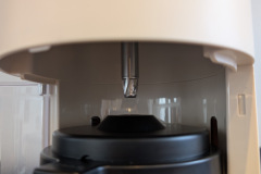 Sicher und sauber gelöst: Die Zubereitung läuft in einer geschlossenen Kammer ab und vermittelt im Betrieb ein beruhigendes Gefühl. (Foto: Testsieger.de).