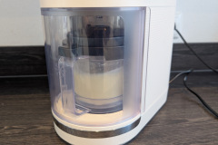 Der Becher sitzt per leichter Drehbewegung sicher in der Aufnahme, danach koppelt das Werkzeug an und arbeitet kontrolliert durch die gefrorene Masse. (Foto: Testsieger.de).