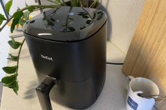 Die voreingestellten Programme wie Grillen, Backen oder Dörren machen die Fritteuse vielseitig einsetzbar. (Bild: Testsieger.de)