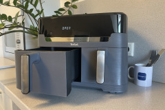 Die beiden Garkörbe lassen sich leicht mit einer Hand herausziehen – perfekt für stressfreies Kochen.(Foto: Testsieger.de)