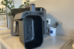 Der Gittereinsatz kann beim Entleeren mit herausfallen – Vorsicht, Verbrennungsgefahr!(Foto: Testsieger.de)