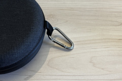 Nahaufnahme des mitgelieferten Karabiners, der am Case der Kopfhörer hängt. (Foto: Testsieger.de)