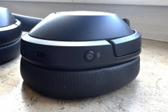 Nahaufnahme der rechten Seite der Ohrmuschel, auf der der Powerbutton integriert ist. (Foto: Testsieger.de)