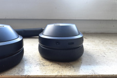 Nahaufnahme der rechten Seite der Ohrmuschel, auf der der Klinkeneingang sowie der Ladeport integriert ist. (Foto: Testsieger.de)