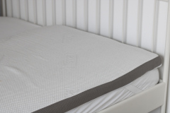 Third of Life EcoOn Topper: Gesamtansicht obere Hälfte auf Bett